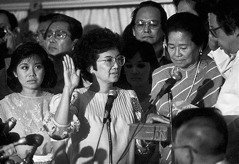 La Révolution EDSA: Un soulèvement populaire contre la dictature de Marcos et l'avènement de Corazon Aquino.